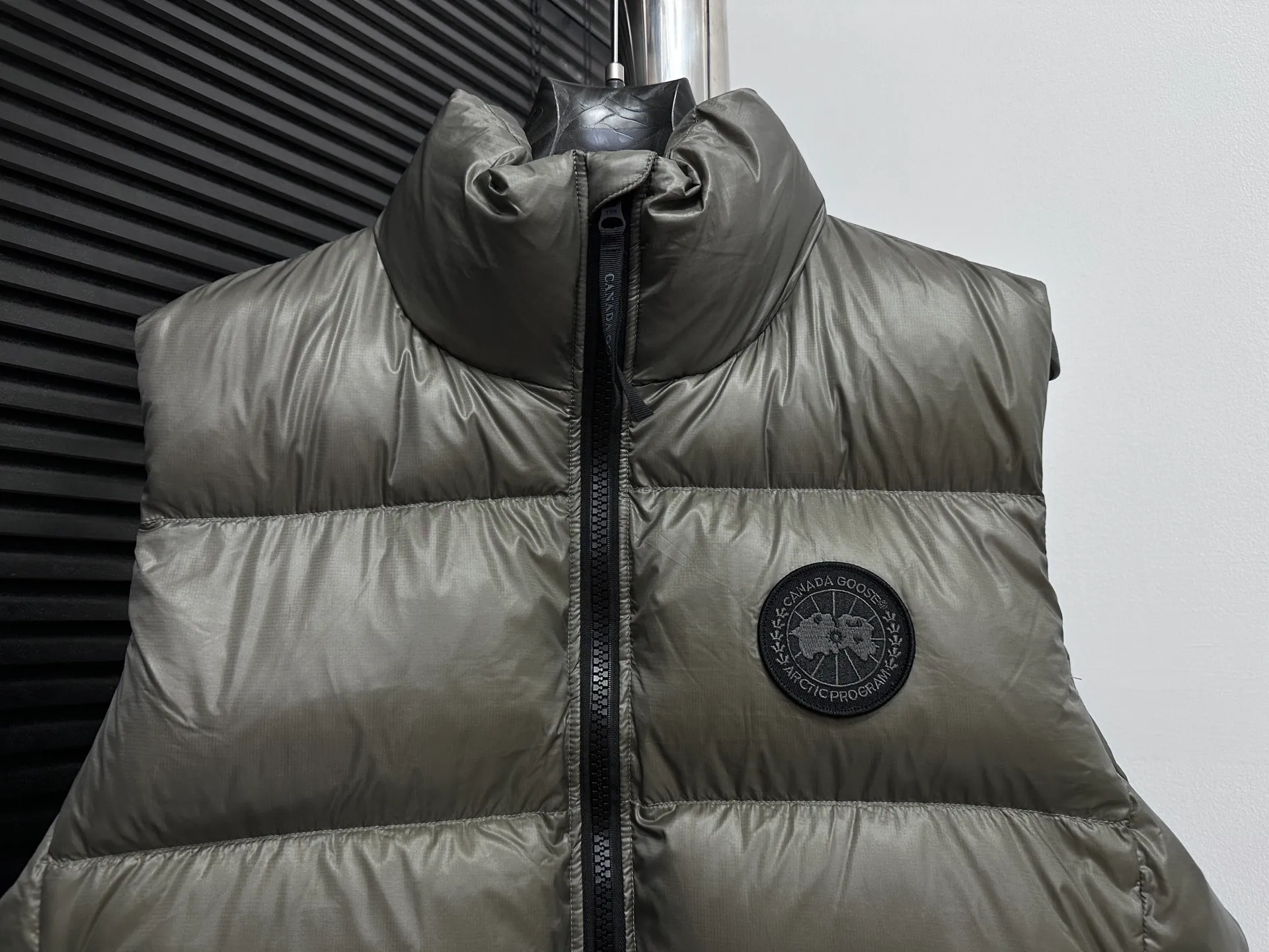 P560 [Canada Goose] Big Goose🦢Puff Down Vest has always been recognized as the warmest down jacket. Various Instagram celebrities, Internet celebrities, and celebrities often wear it for street photos. I make Canada Goose every year, but I still can't get rid of my love for it. No matter how cold the days are, there is no need to be afraid, because there is! Filled with 90% white duck down, it is the legendary warmest down jacket and is known as a must-have for Arctic outdoor sports! The most popular down jacket in the world, celebrities are rushing to buy it, it is a must-have! Size: XS-XL